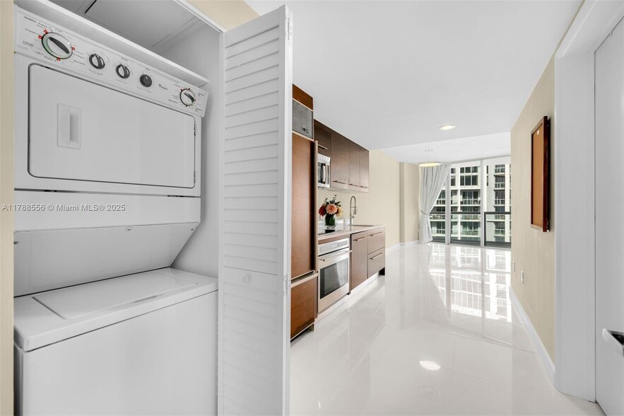 Primary Photo - 495 Brickell Ave