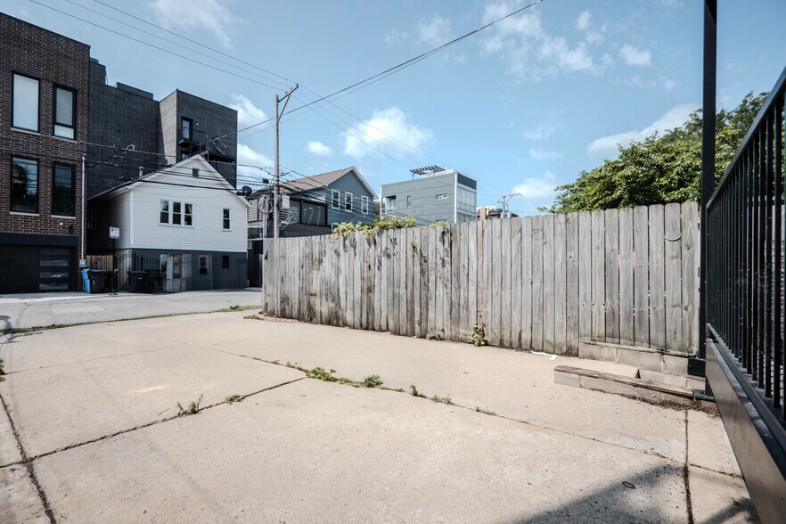 Building Photo - 1349 W Huron St