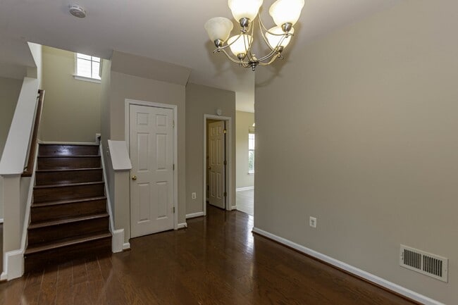 Building Photo - 4 BR Townhouse in Idlewild