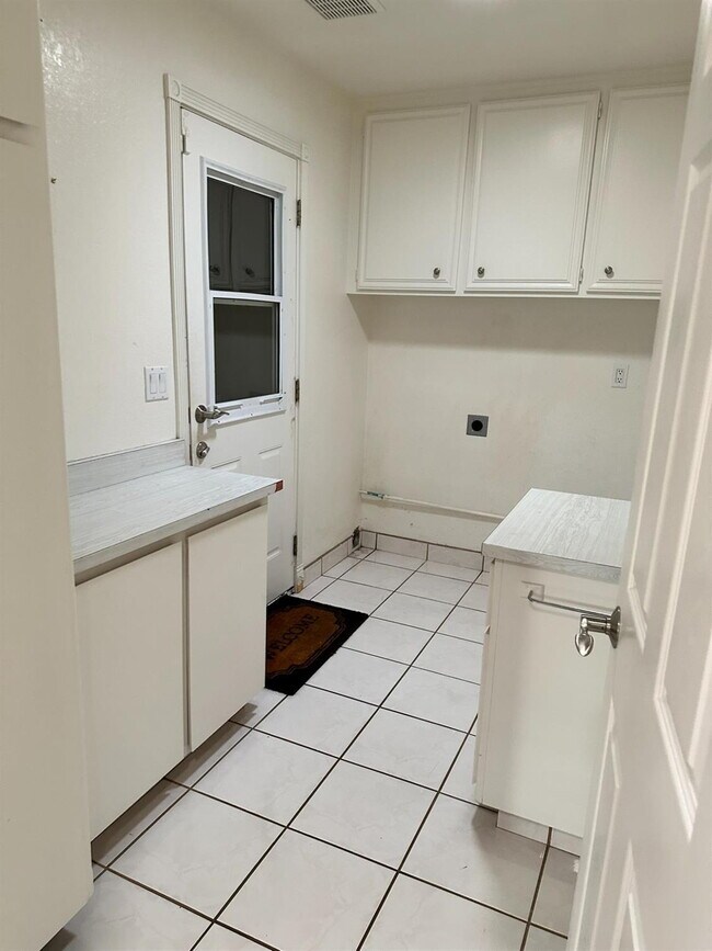 Building Photo - Fabulous condominium home on 6th Fairway of El Macero Country Club.