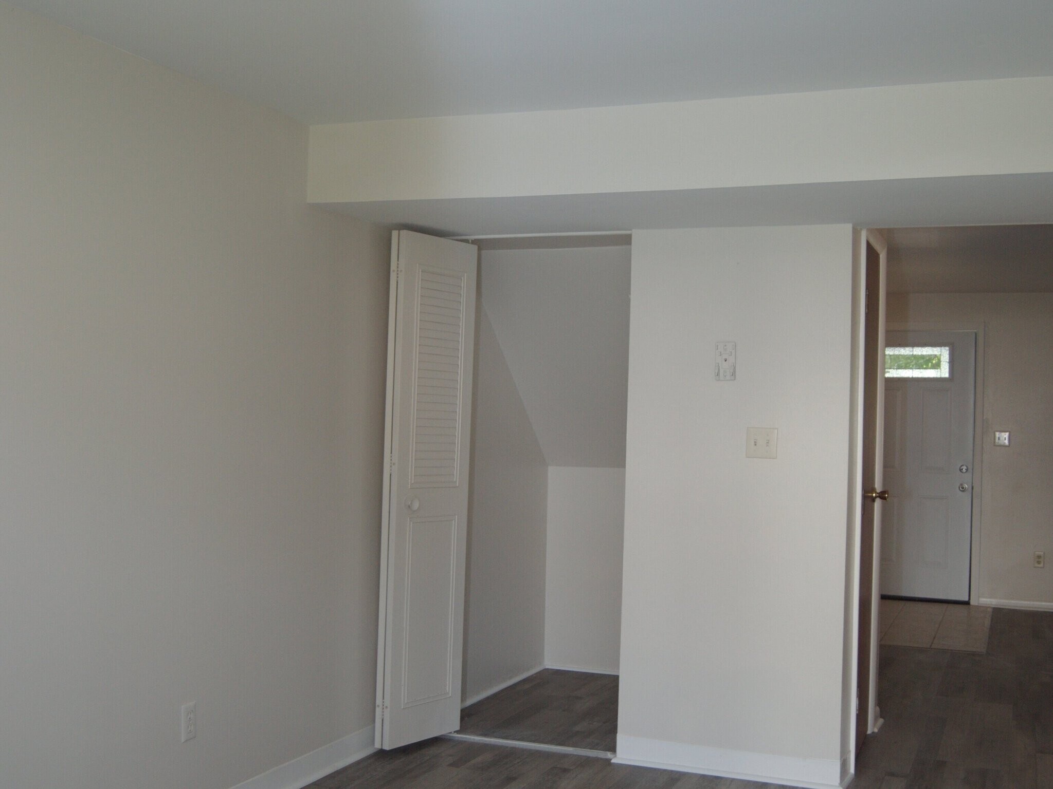 Building Photo - 1623 Williamsburg Ln E