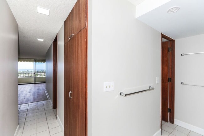 Building Photo - Naniwa Gardens - 1 bdrm/1 bath/1 covered p...