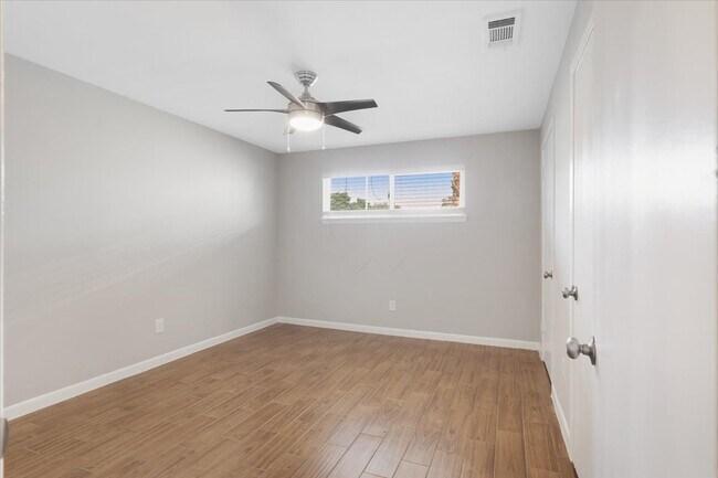 Building Photo - 1016 E 7th St