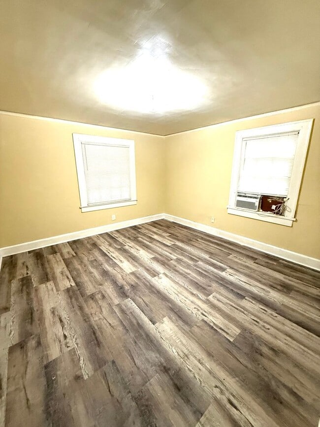 Building Photo - ** 2 bed 1 bath located in Morningview ** Call 334-366-9198 to schedule a self showing