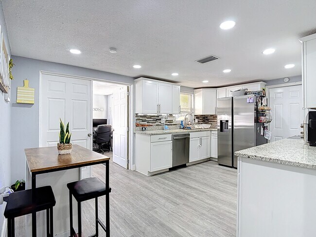 Building Photo - 5913 Appletree Rd