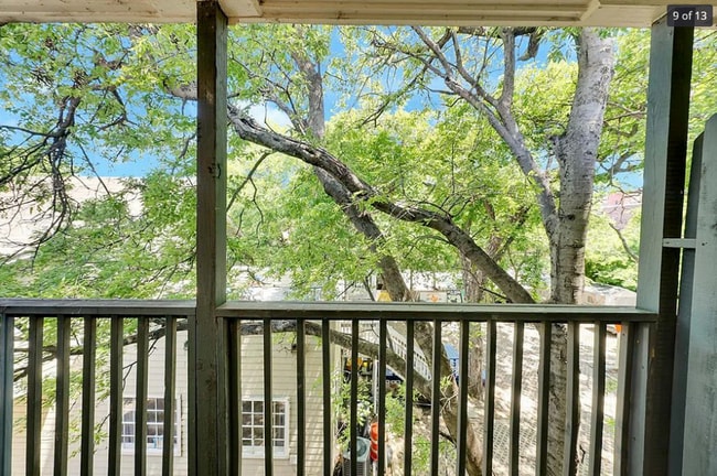 Building Photo - Beautiful West Campus 1x1 @ Westwood