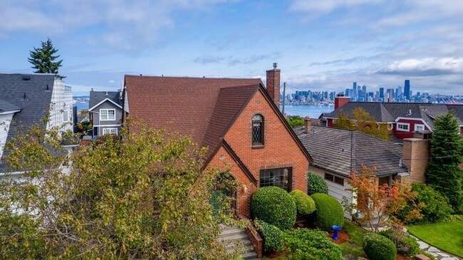 Building Photo - Stunning Air Conditioned 1931 Tudor in Cov...