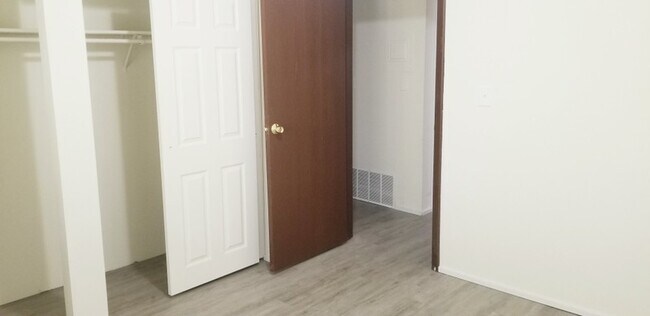 Building Photo - 459 E 2700 S