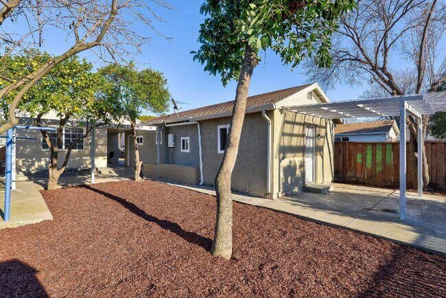 Primary Photo - 619 N 14th St