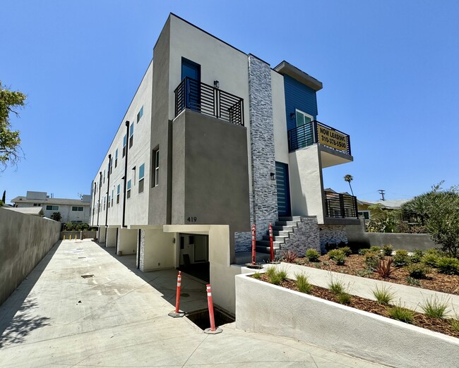 garage entrance - 419 S Eucalyptus Ave