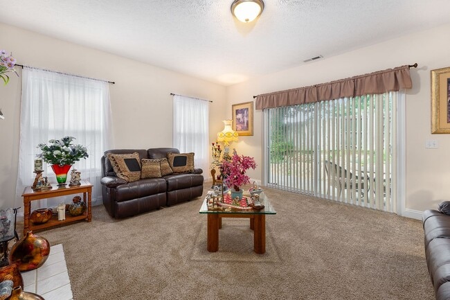 Building Photo - Available for a 6 month lease term!