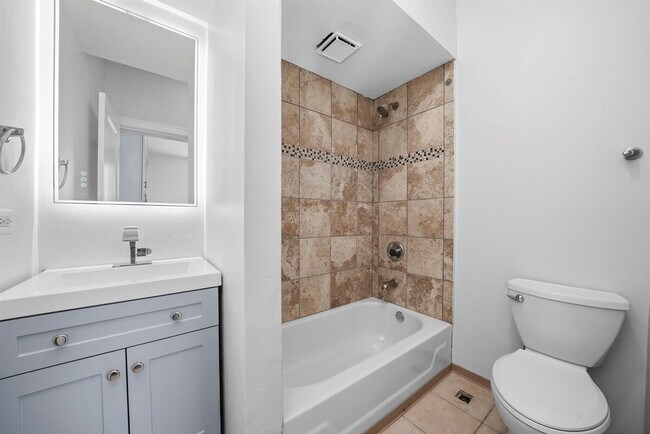 Building Photo - 2962 N Clybourn Ave