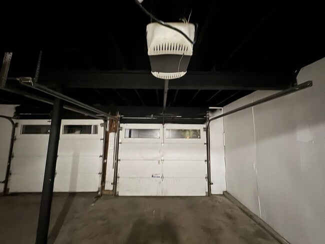 Building Photo - Stunning 4 Bed Newly remodeled!