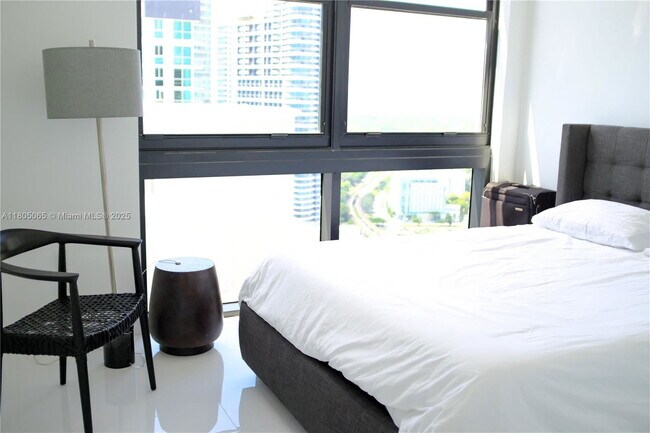 Building Photo - 1010 Brickell Ave