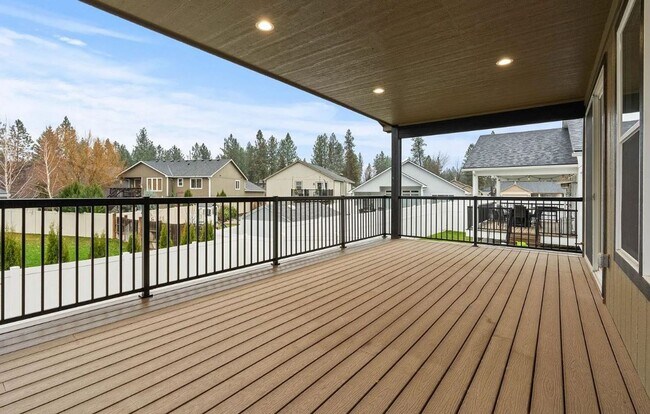 Building Photo - Discover Luxury at Every Turn!