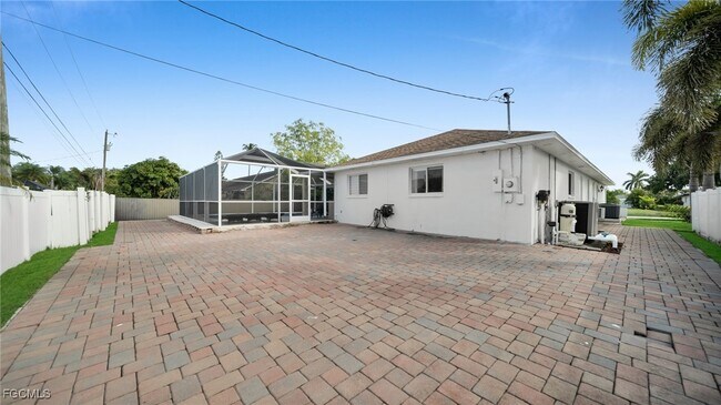 Building Photo - 3730 SE 4th Ave