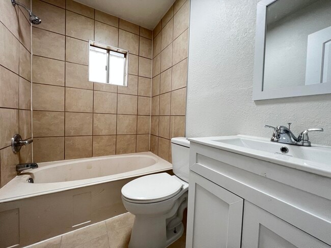 Building Photo - 647 Soya Dr