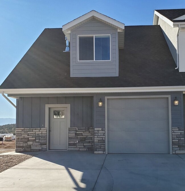 Primary Photo - Welcoming 2 Bed, 2.5 Bath Townhouse