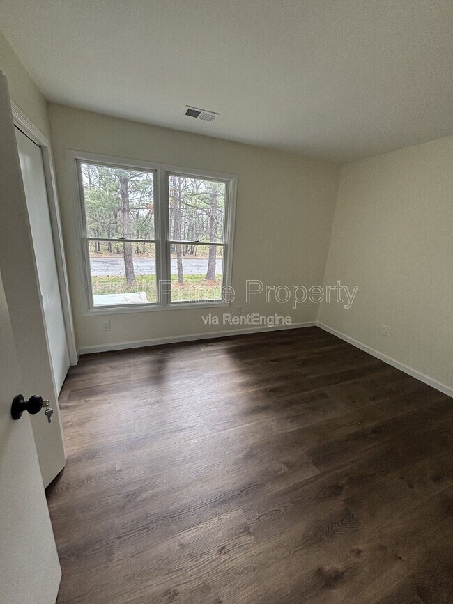 Building Photo - 887 Edwards Rd