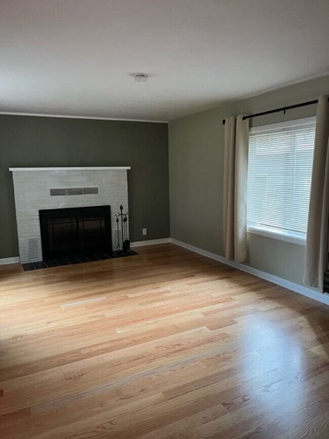Building Photo - Charming one level 2 bedroom 1 bath house ...