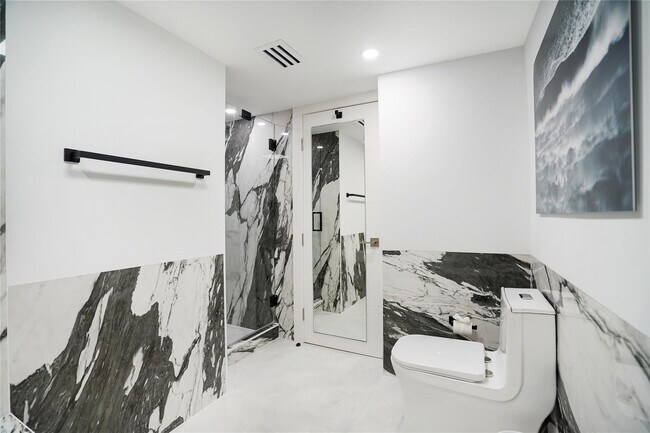 Building Photo - 5100 N Ocean Blvd