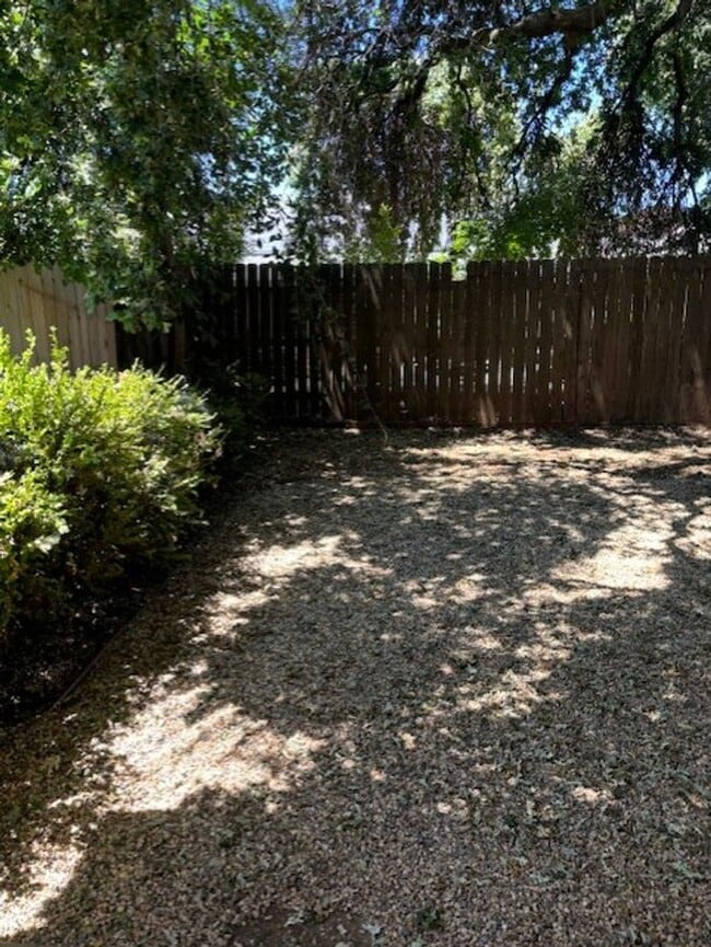 Building Photo - 10 N Valley Ct