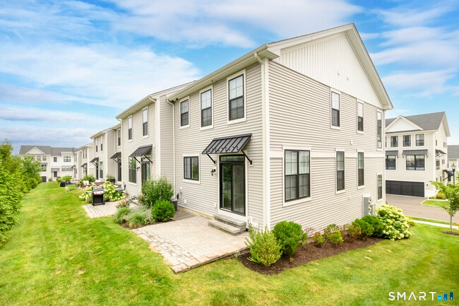 Building Photo - 15 E Cross Trail