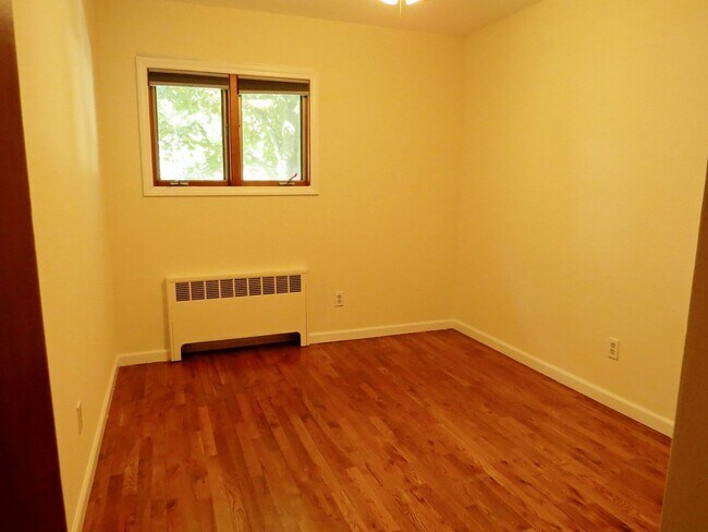 Building Photo - 3 Bedroom Beautiful Ranch
