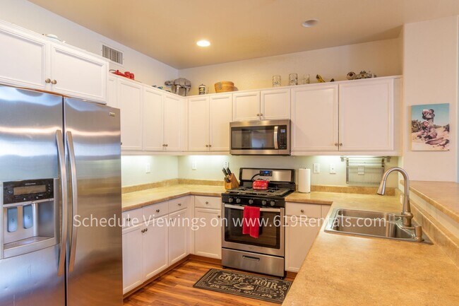Building Photo - Beautiful 3 Bedroom, 2 Bath Townhouse with 2 car garage