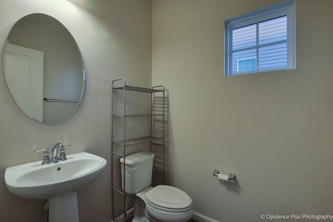 Building Photo - Gorgeous 3 Bed 3.5 Bath Fairborn Home!
