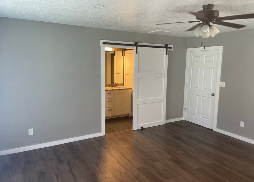 Building Photo - 1233 Crossroads Ct