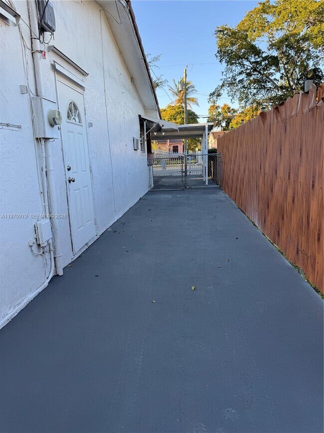 Building Photo - 470 NE 127th St