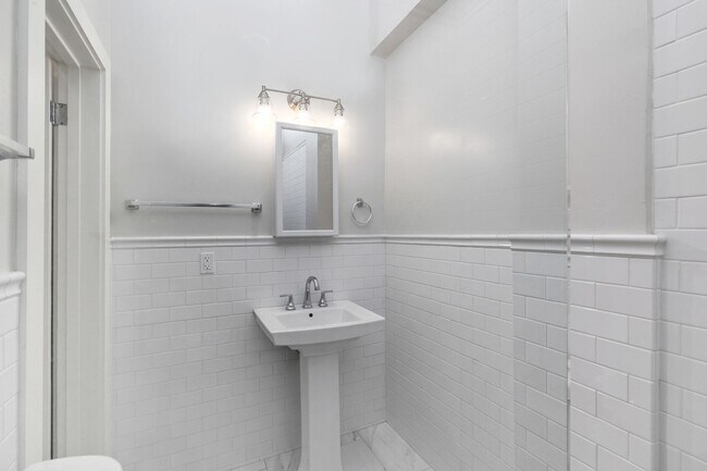 Building Photo - Great Hillcrest Studio