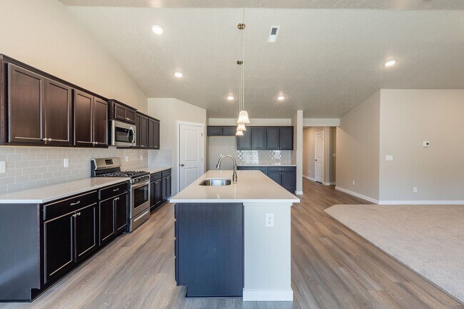 Building Photo - Perfect location for a 4 bed 2 bath with a...