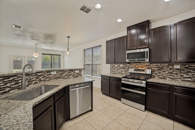 Building Photo - GORGEOUS 3-BEDROOM HOME WITH SPARKLING POOL