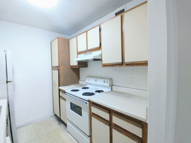 Building Photo - Spacious 1 bedroom 1 bath unit