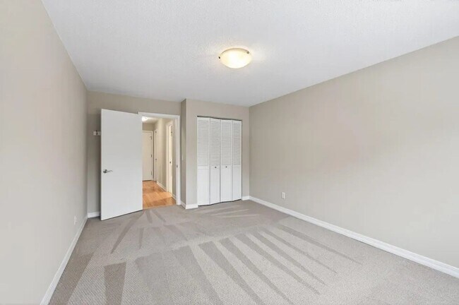 Building Photo - 2727 W 43rd St