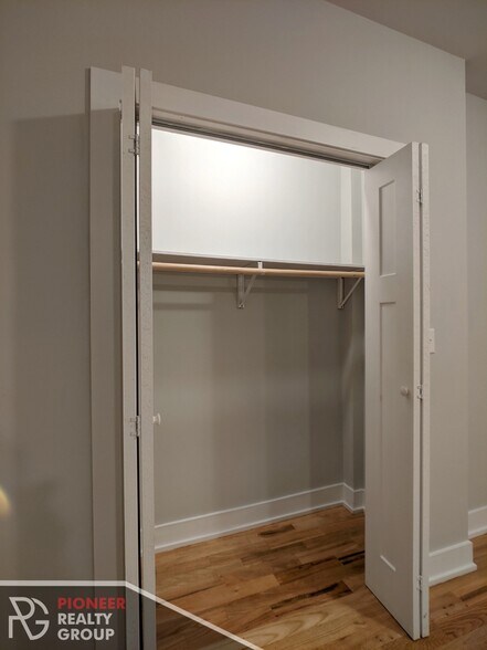 Building Photo - 835 W Wolfram St