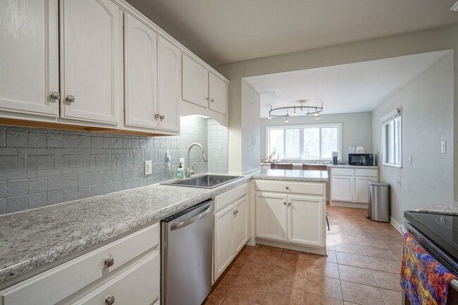 Building Photo - 1005 Chevy Chase Ln