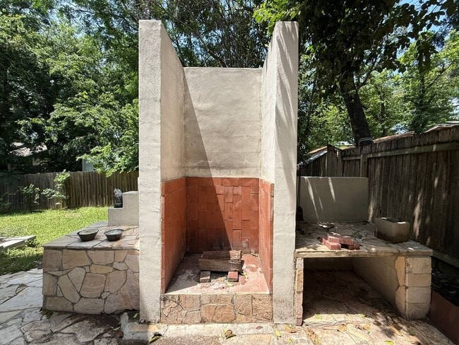 Building Photo - Gorgeous & modern free-standing home in ‘02!