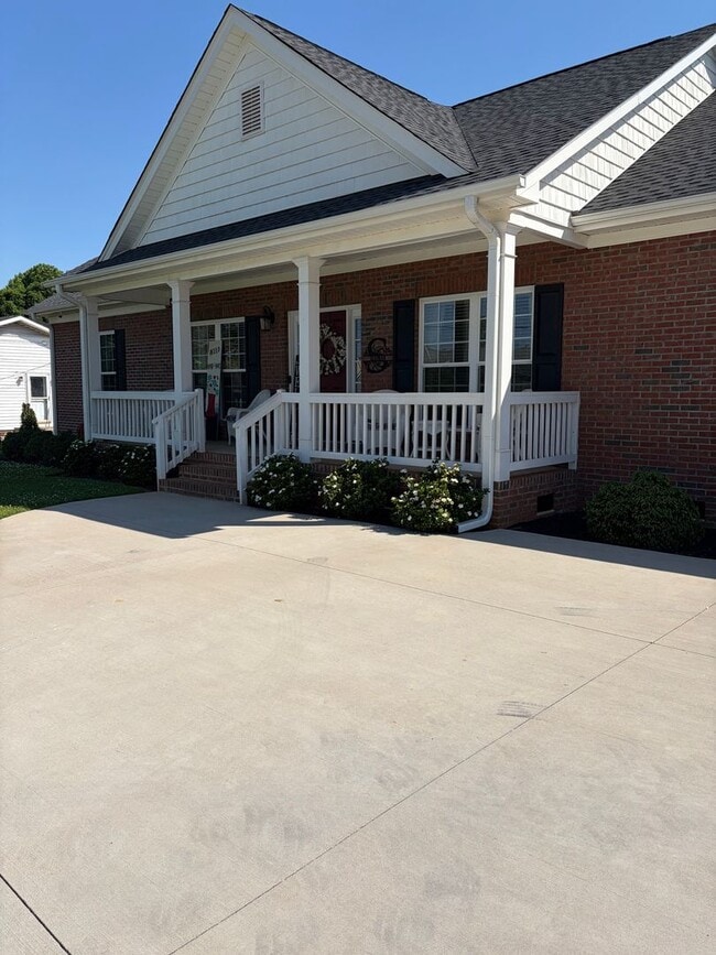 Building Photo - Fantastic Location & Price