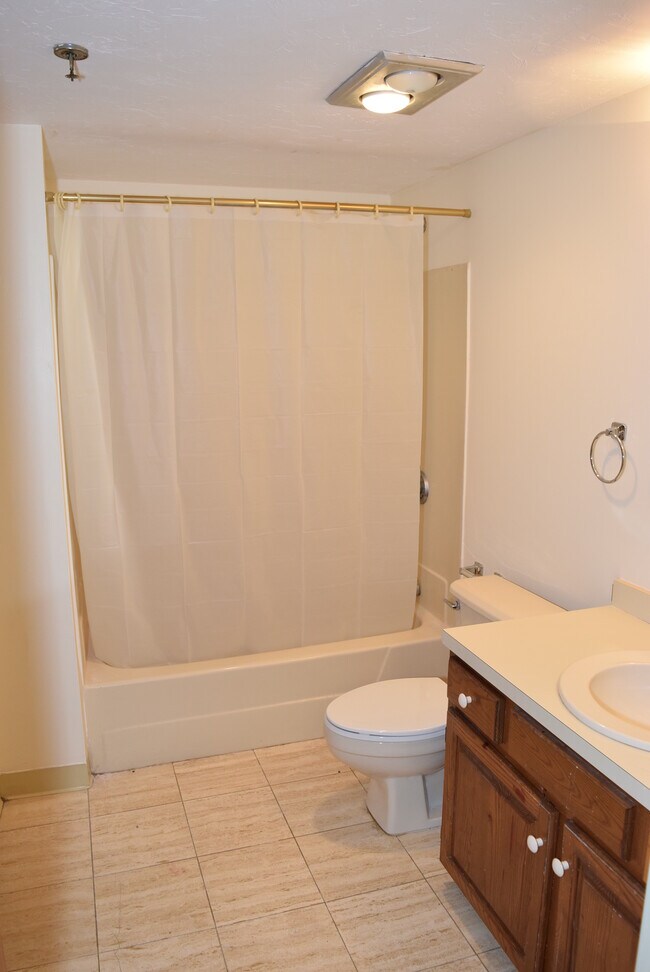 Building Photo - 200 Cove Way