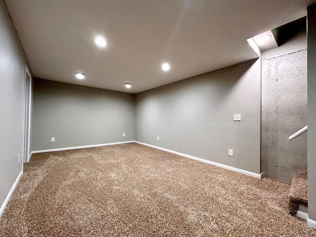 Building Photo - Ivanrest 3689-3695