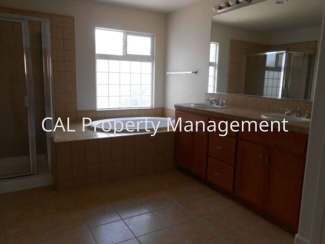 Building Photo - 3 Bedroom with loft near Alvarez High School
