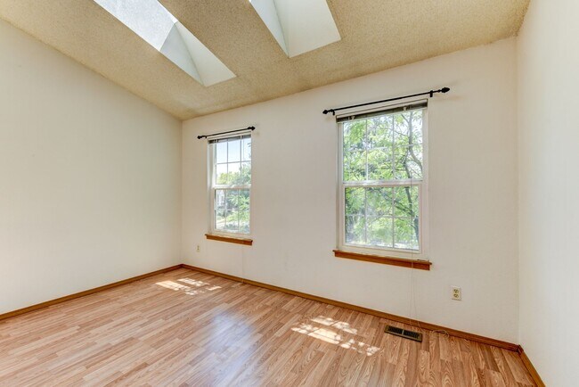 Building Photo - Beautiful 2 bed 2 bath townhome with carport in desirable Hearthwood Neighborhood With Pool!!