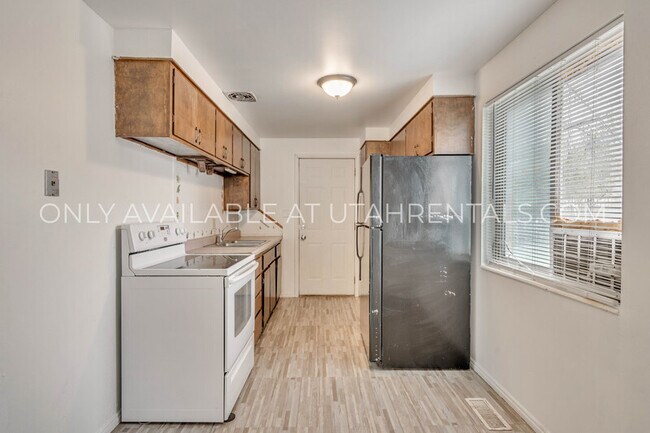 Building Photo - 1194 W 300 N St