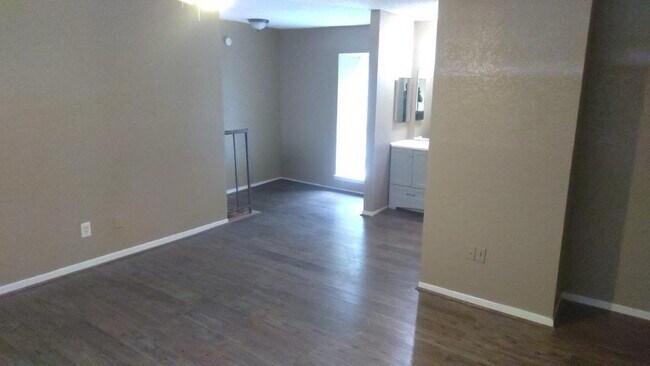Building Photo - 2429 Miramar Ct