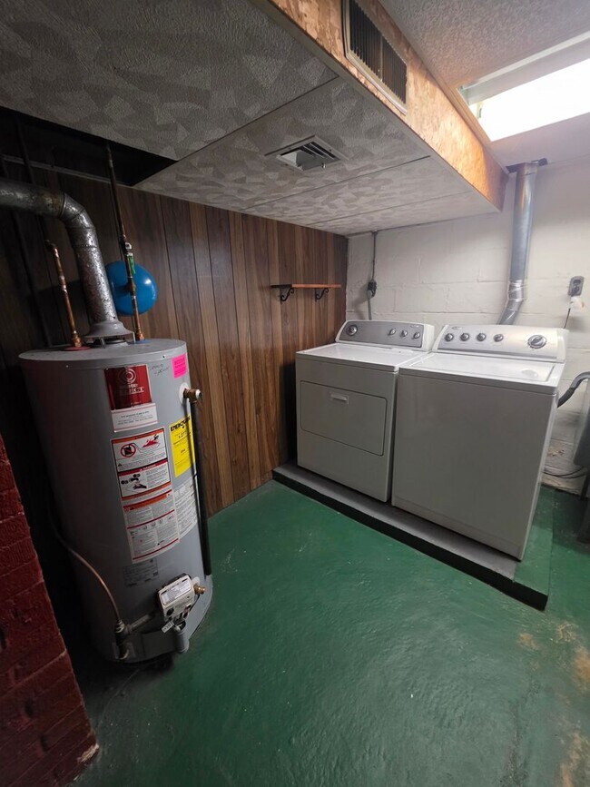 Building Photo - 3 Bed 1 Bath in Coraopolis, PA