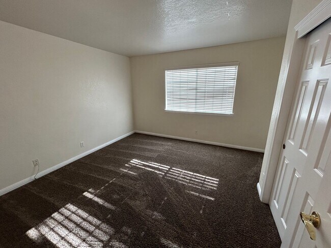 Building Photo - 3 bedroom 2 bathroom in SW Visalia