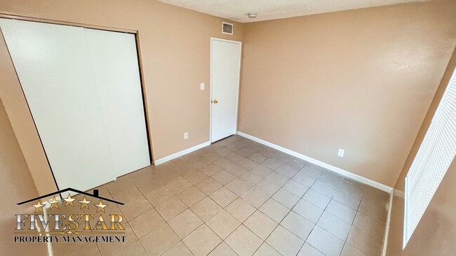 Building Photo - 117 Universe Ave